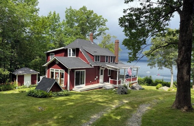 Beautiful 3-bedroom house in Northport with stunning ocean views!