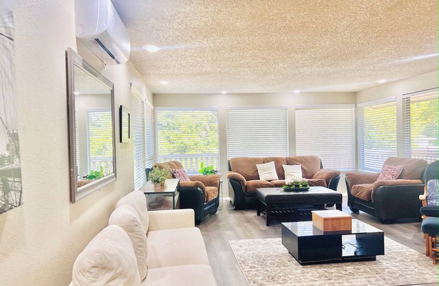 Beautiful 3-bedroom house with AC in Lakewood -Entire Main Floor.