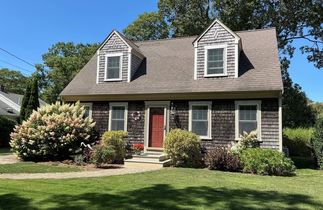 Beautiful 3 bedroom home just steps to bay beaches