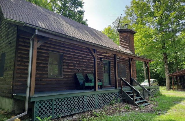Beautiful 3 bedroom adirondack log cabin