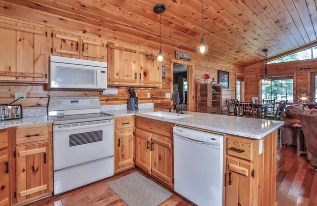 Beautiful 3 bedroom home on Pickerel Lake in Eagle River