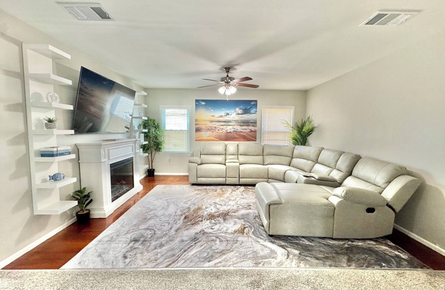 Beautiful 3 Bedroom, 1 Bath, 2nd Floor, 2 blocks from Ocean Gate Beach