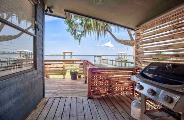 Beautiful 3 bedroom 2 bathroom waterfront home on Drs. Lake