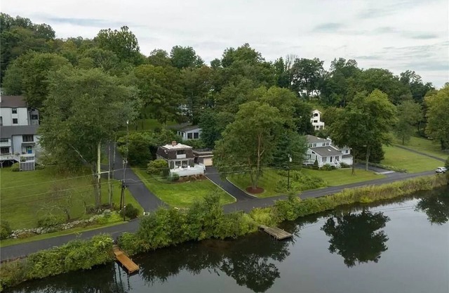 Beautiful 3 Bedroom Lake House