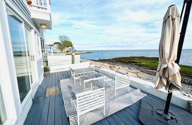 Beautiful 3 bedroom and 2.5 bath Waterfront Beach House on the Sound