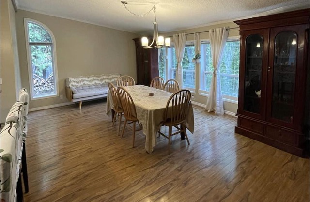 Beautiful 3 bedroom vacation home with hot tub hosted by Eagle Ridge Stays Ltd.