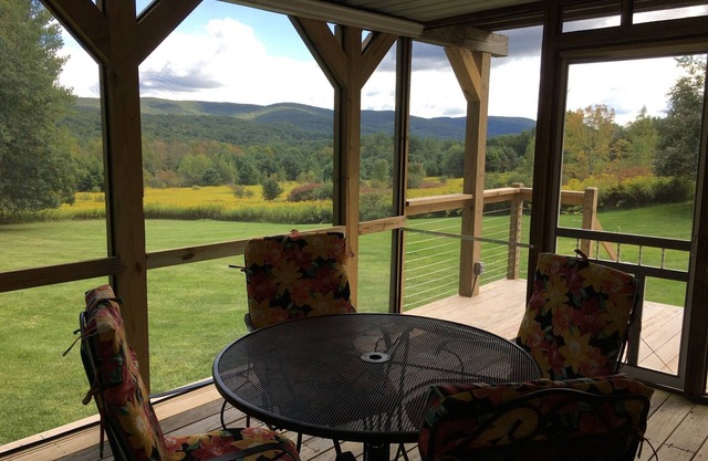 Schönes 3 BR Berkshire Home - Blick auf die Berge und Privatsphäre auf 10 Hektar