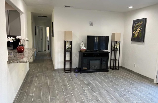 Beautiful 3 BR conveniently located near highway 41 & 99, restaurants, grocery