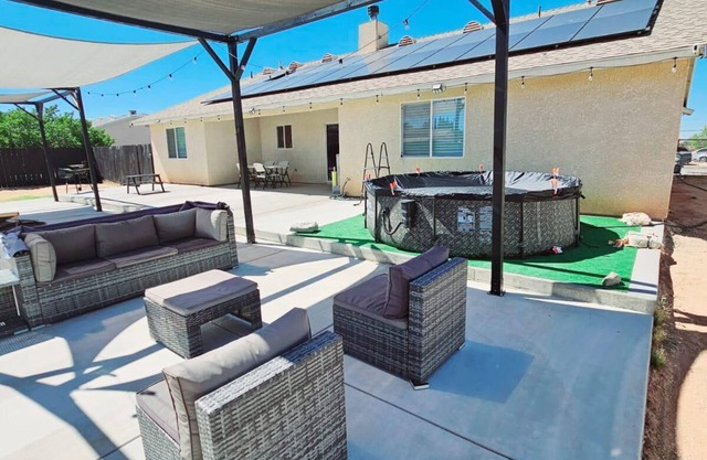 "Beautiful 3 BR Desert Oasis" No Cleaner Fees! Late Check Ins Pet-Friendly