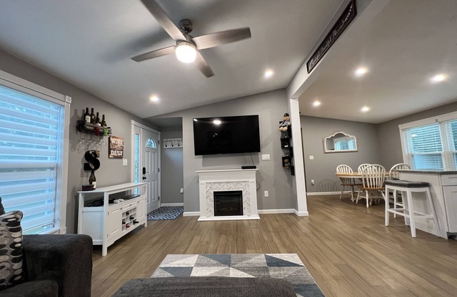 Beautiful 3 BR Full House w/ King Bed on Dead End- 5 min from town!