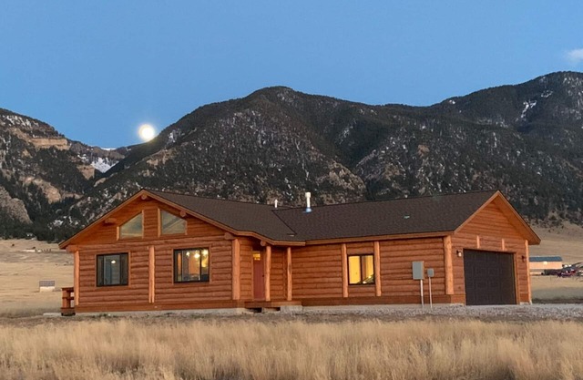 Beautiful 3bedroom log home w/breathtaking views in Madison Valley near Ennis,MT