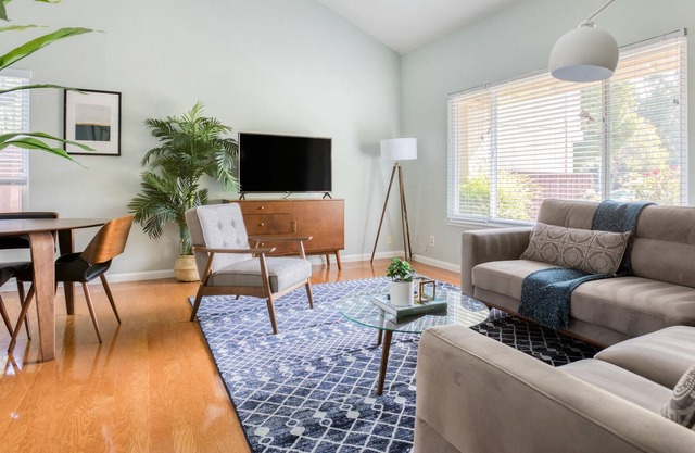 Beautiful 3BR House in Fremont w/ Parking