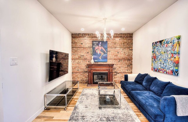 Beautiful 3BR in Montreal famous Saint Catherine