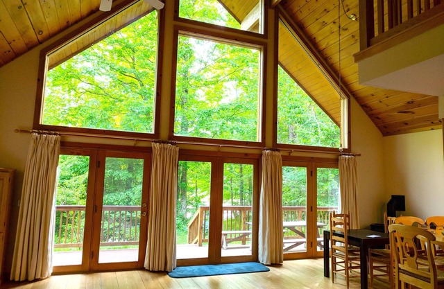 Schöne 3BR Blick auf den Fluss, riesige Glaswand Blockhaus -2200 sq / ft
