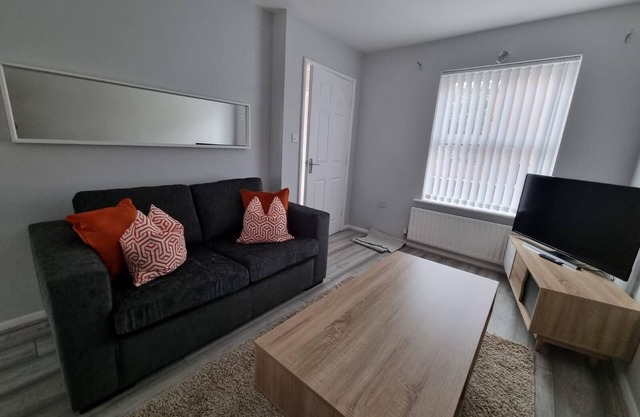 Beautiful 4 bed home, Sleeps 8, driveway parking