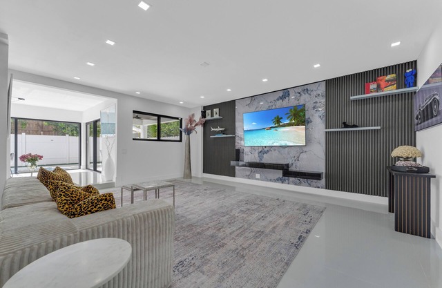 Beautiful 4-bedroom beach house with pool and AC/Downtown
