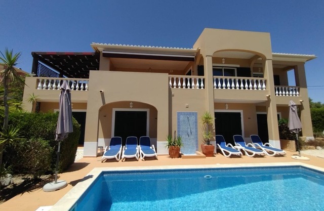 Neue schöne Villa mit 4 Schlafzimmern, Pool, WLAN, nahe am Strand