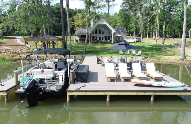 Beautiful 4-bedroom Lakefront Retreat Located in Peaceful Cove at Lake Martin!