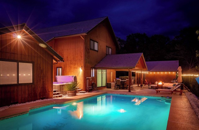 Beautiful 4-bedroom close to Sequoia Nat’l Park w/ WiFi, Pool, Spa, Pet Friendly