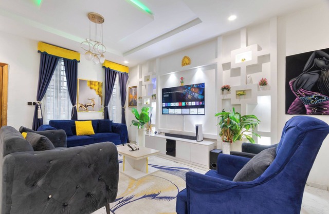 CHARMING 4 BEDROOM DUPLEX, KING SIZE BED, Parking, wi-fi, Hot Tube, Wi-fi,Secure
