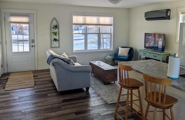 Beautiful 4 bedroom house with waterview - 5 min to the beach!