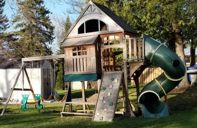 Beautiful 4 Bedroom Waterfront Cottage