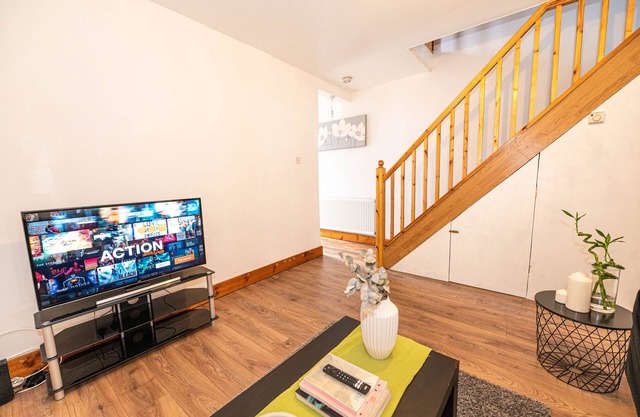 Beautiful 4 bedrooms house close to Train Station