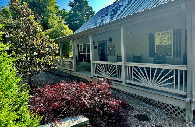 Beautiful 4 BR Retreat 3 miles from Eagle Cove and Star Point Marinas on DHL