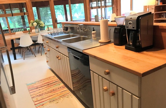 BEAUTIFUL 4-SEASON RENTAL DIRECTLY ON TWIN LAKES