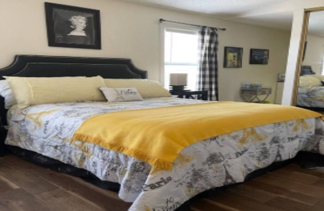 Large suite privee with full bathroom and Parking