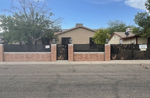 Beautiful 4bedroom and heated pool, great place for family gatherings!