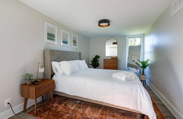 Beautiful 4BR/3BA Farmhouse Escape W/ Jacuzzi!