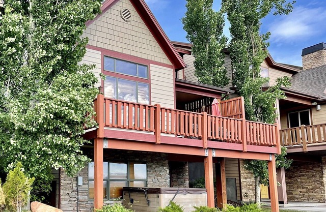 Beautiful 4BR Bear Hollow house with private hot tub and views!