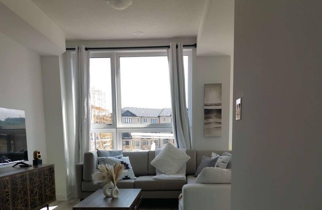 Beautiful 4brd-3bth Townhome 7 mins to Lakeshore