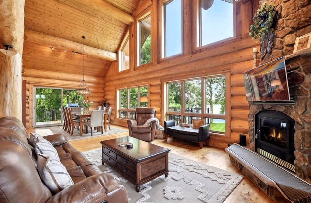 Beautiful 5 bdrm lakefront log cabin - under 1hr from Mpls!