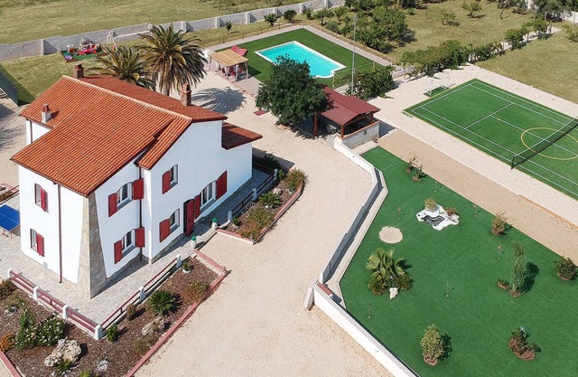 Schöne 5-Bett-Luxusvilla - Pool- Tennisplatz- Minuten zum ruhigen Sandstrand