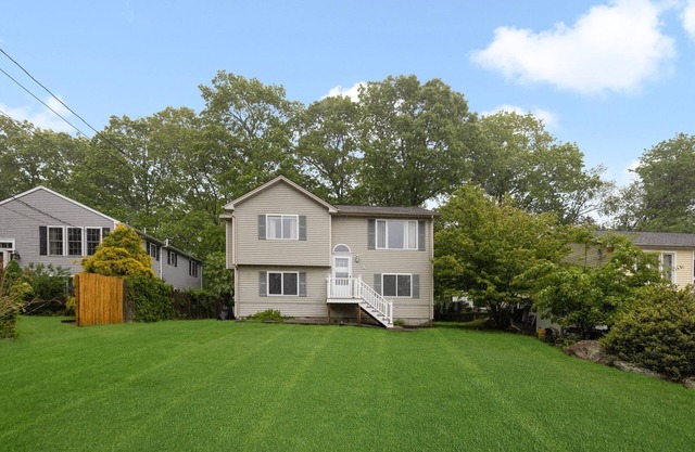 Beautiful 5 bedroom near beaches. Walk to Narrow River.