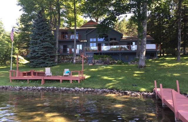 Schönes 5 Schlafzimmer Clam Lake Haus mit Zugang zum Torch Lake!