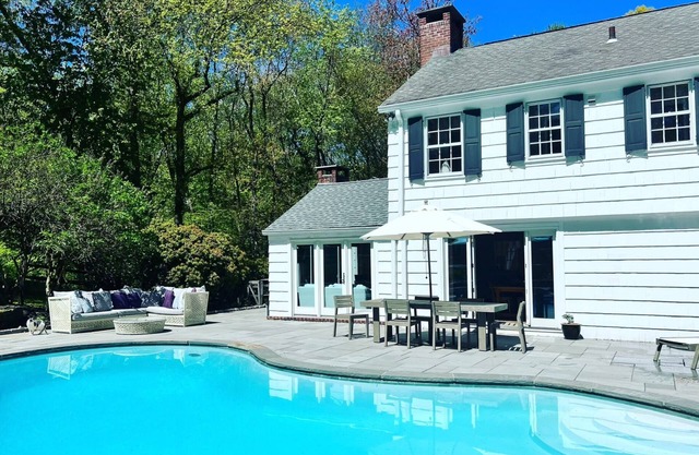 Beautiful 5 bedroom Darien house with pool