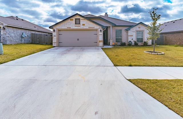Beautiful 5 bedroom home W/ gym EV charger & grill