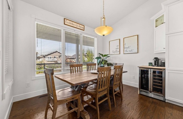 Beautiful 5 bedroom home in Central Alberta 45 minutes from YYC