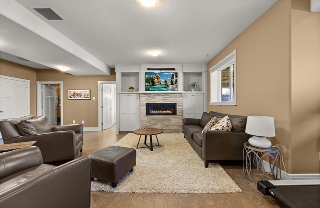 Beautiful 5 bedroom home in Central Alberta 45 minutes from YYC