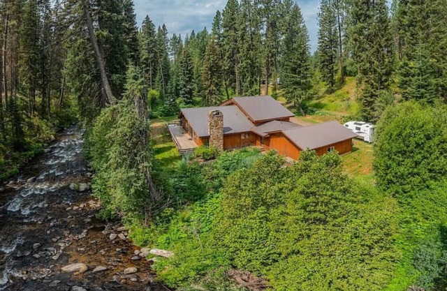 Beautiful 5 Bedroom 4 Bath Home with Hot Tub.