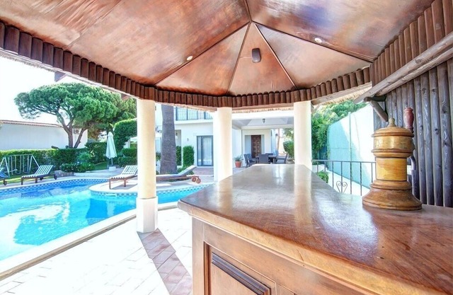 Atemberaubende Villa mit 5 Schlafzimmern und Gärten mit Tennisplatz in der Vale do Lobo Bereich