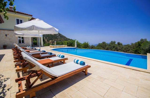 Schöne Villa mit 5 Schlafzimmern, sehr privatem und beheiztem Pool und weitem Meerblick