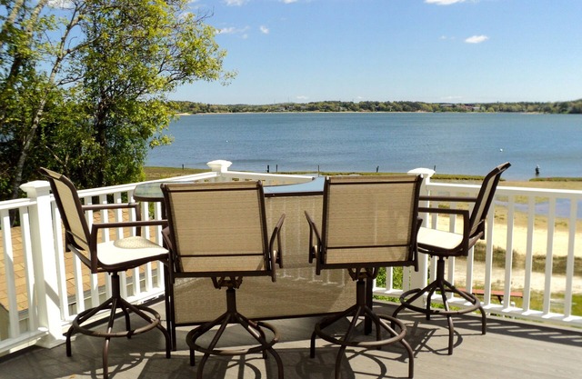 Schönes 5BR Cape Cod Beach Front Modernes Haus mit herrlichem Panoramablick auf das Wasser