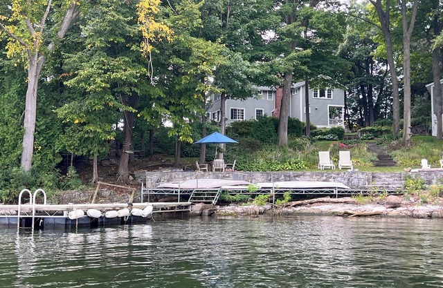 Beautiful 6-bedroom lake front summer house in charming Charlotte