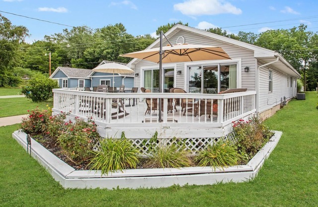 Beautiful 6 bedroom lake house with pontoon available for rent