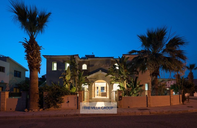Wunderschöne Luxusvilla mit 6 Schlafzimmern und privatem Pool in Universal, Kato Paphos