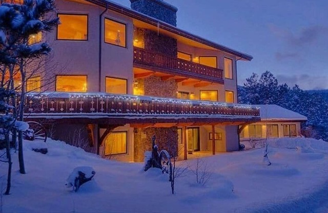 Beautiful 6-Bedroom Retreat Home at Allenspark, CO